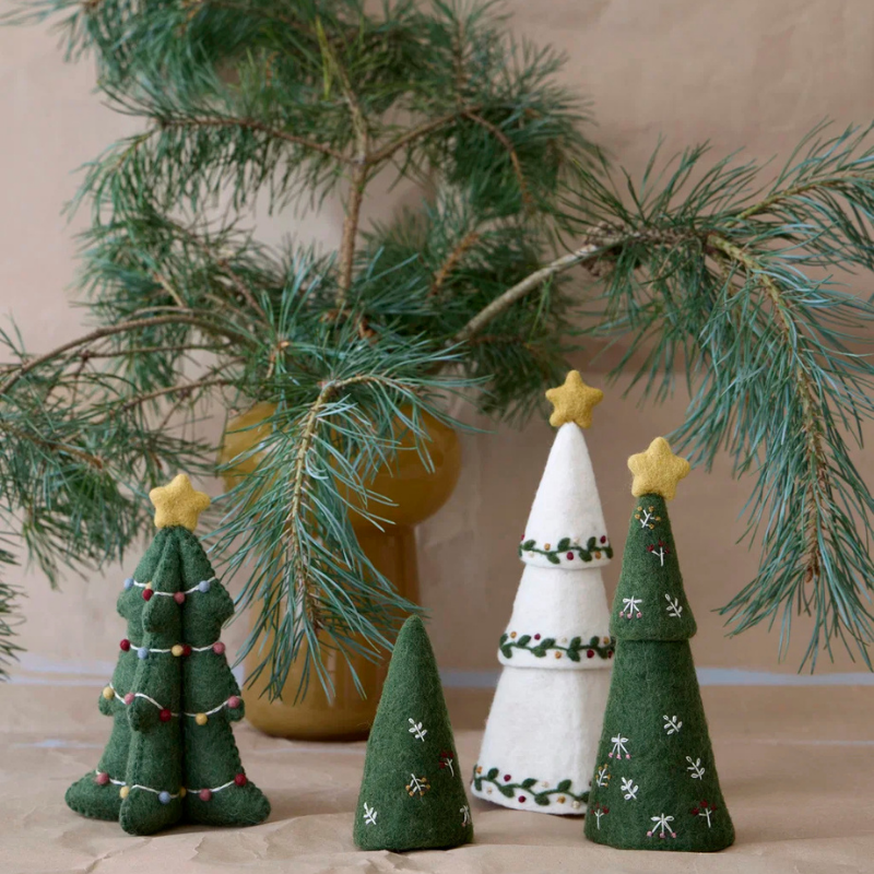 Small Christmas Tree with Garland by Én Gry &amp; Sif