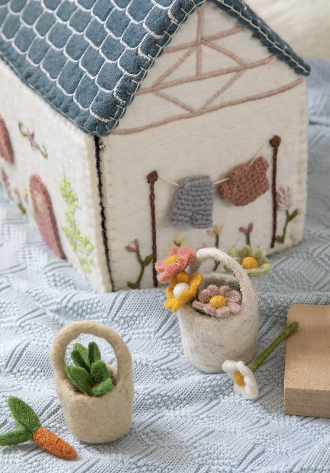 Felt House with Blue Roof and Handle by Én Gry & Sif - Maude Kids Decor